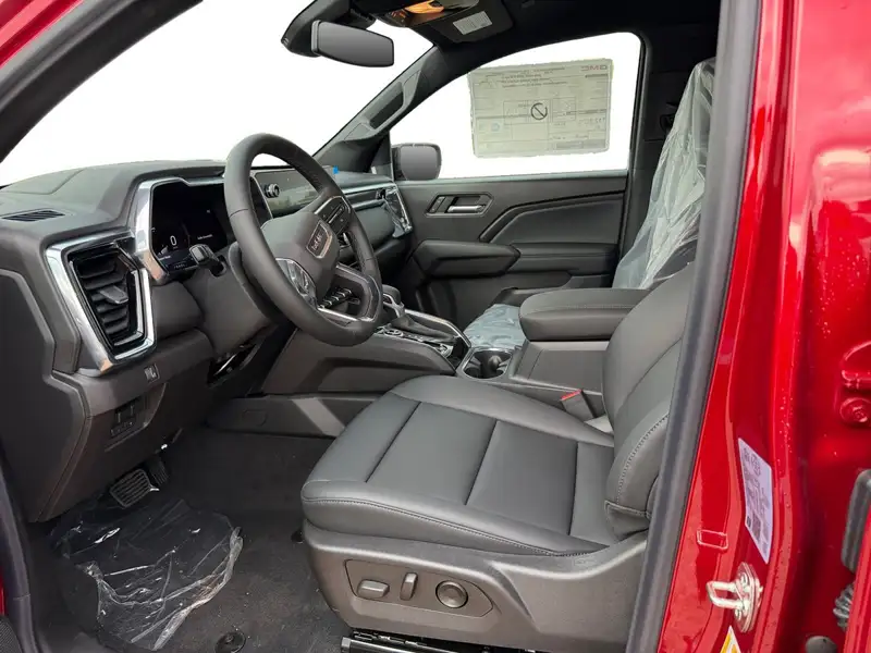2026 GMC Canyon Elevation, červená, 10 km, dovoz Kanada — foto 10 z 12