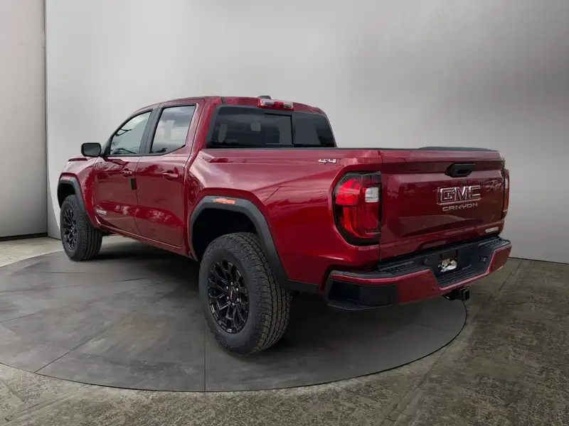 2026 GMC Canyon Elevation, červená, 10 km, dovoz Kanada — foto 3 z 12