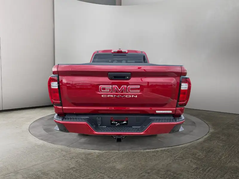 2026 GMC Canyon Elevation, červená, 10 km, dovoz Kanada — foto 4 z 12