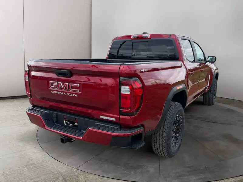2026 GMC Canyon Elevation, červená, 10 km, dovoz Kanada — foto 5 z 12