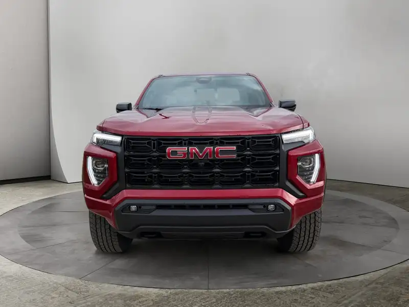 2026 GMC Canyon Elevation, červená, 10 km, dovoz Kanada — foto 7 z 12