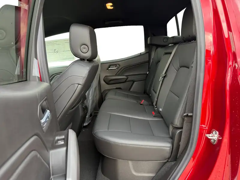 2026 GMC Canyon Elevation, červená, 10 km, dovoz Kanada — foto 8 z 12
