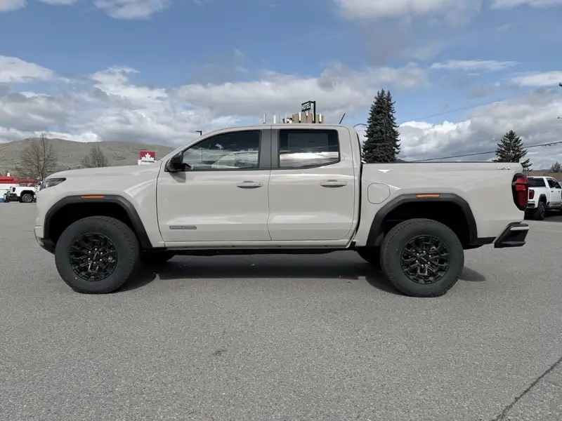 2026 GMC Canyon Elevation, hnědá, 67 km, dovoz Kanada — foto 3 z 12