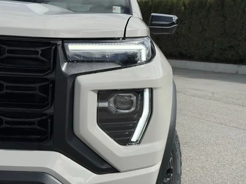 2026 GMC Canyon Elevation, hnědá, 67 km, dovoz Kanada — foto 8 z 12
