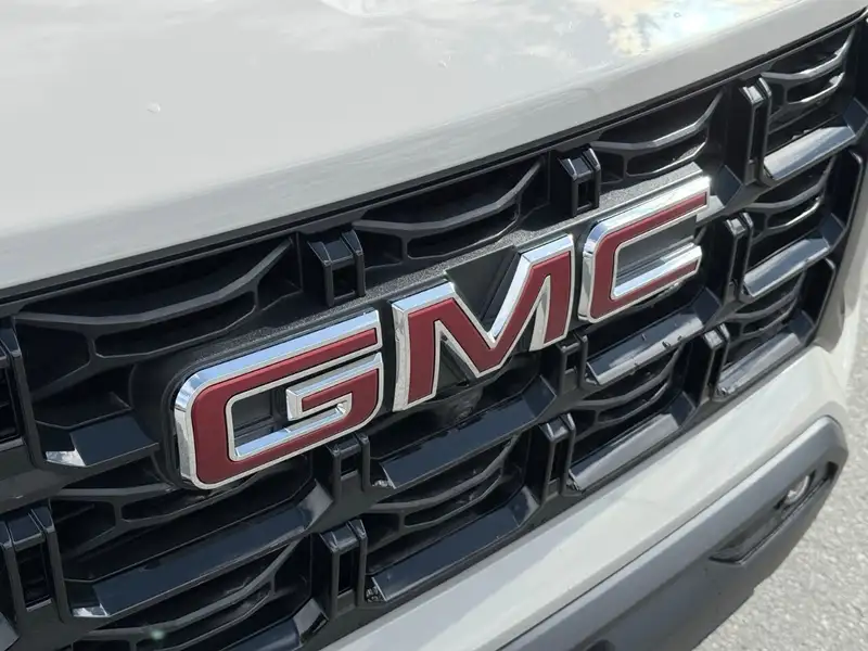 2026 GMC Canyon Elevation, hnědá, 67 km, dovoz Kanada — foto 9 z 12