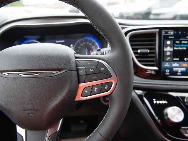 2027 Chrysler Pacifica Select*, černá, dovoz Kanada — foto 12 z 20