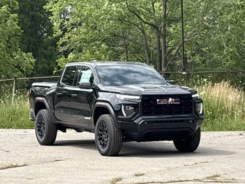 2026 GMC Canyon Elevation, černá, 7 km, dovoz Kanada — foto 10 z 12