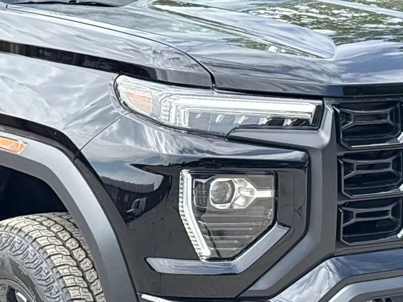 2026 GMC Canyon Elevation, černá, 7 km, dovoz Kanada — foto 11 z 12