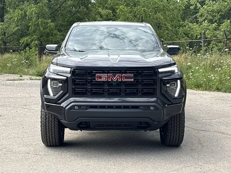 2026 GMC Canyon Elevation, černá, 7 km, dovoz Kanada — foto 3 z 12
