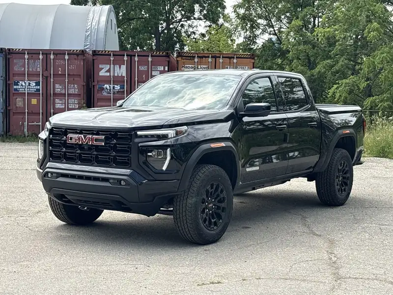 2026 GMC Canyon Elevation, černá, 7 km, dovoz Kanada — foto 4 z 12