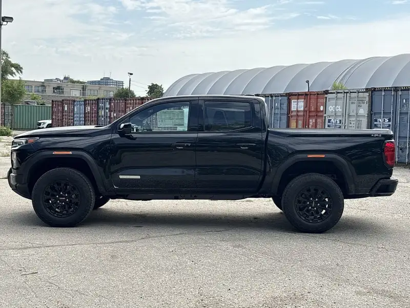 2026 GMC Canyon Elevation, černá, 7 km, dovoz Kanada — foto 5 z 12