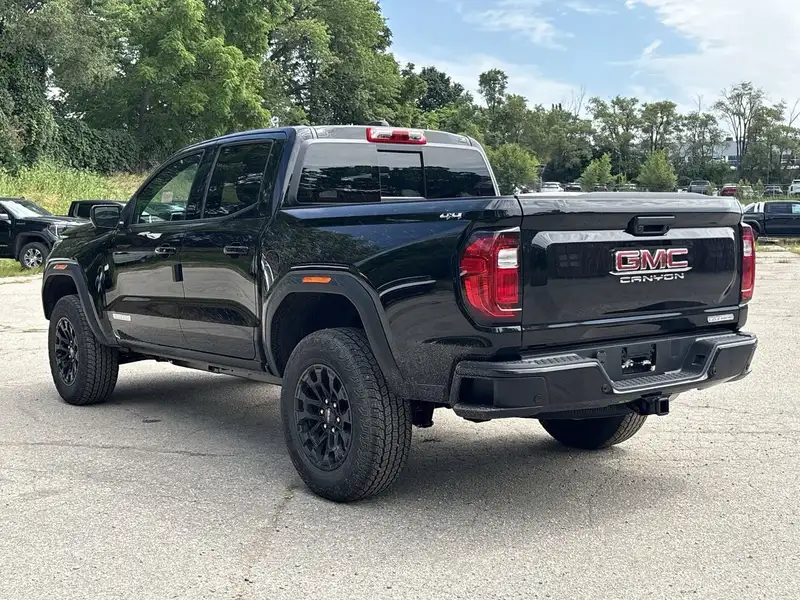 2026 GMC Canyon Elevation, černá, 7 km, dovoz Kanada — foto 6 z 12