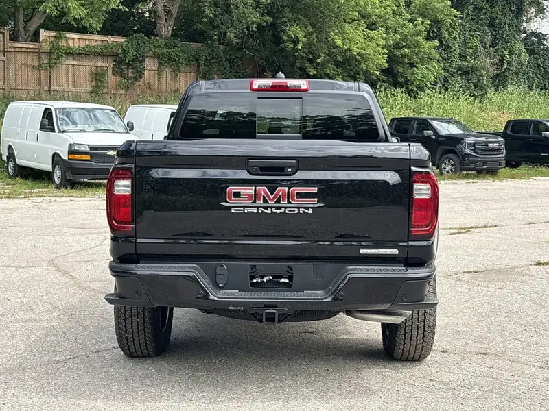 2026 GMC Canyon Elevation, černá, 7 km, dovoz Kanada — foto 7 z 12