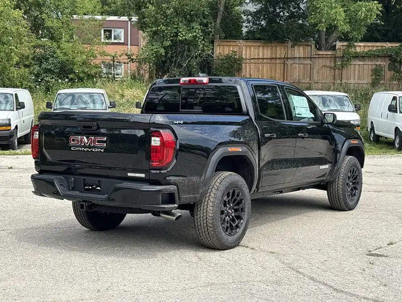 2026 GMC Canyon Elevation, černá, 7 km, dovoz Kanada — foto 8 z 12