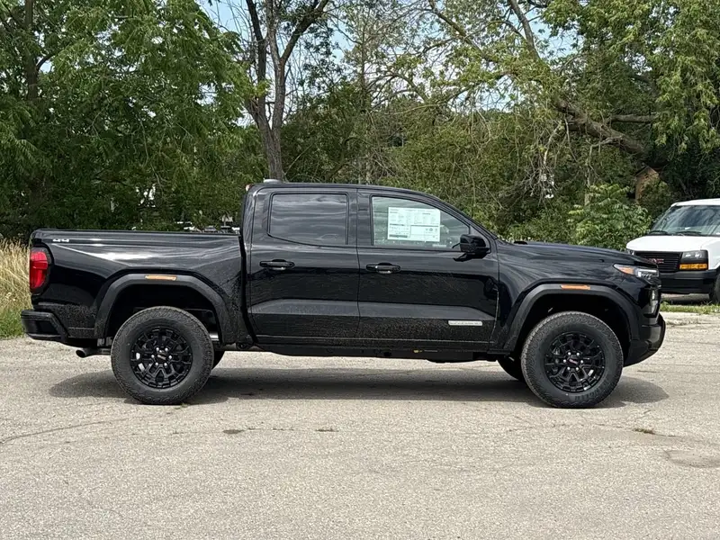2026 GMC Canyon Elevation, černá, 7 km, dovoz Kanada — foto 9 z 12