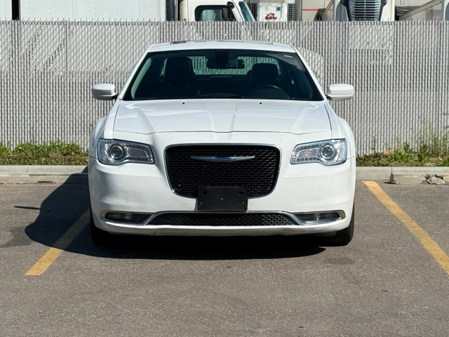 2017 Chrysler 300 Touring, bílá, 67 195 km, dovoz Kanada — foto 2 z 5