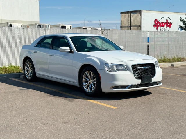 2017 Chrysler 300 Touring, bílá, 67 195 km, dovoz Kanada — foto 3 z 5