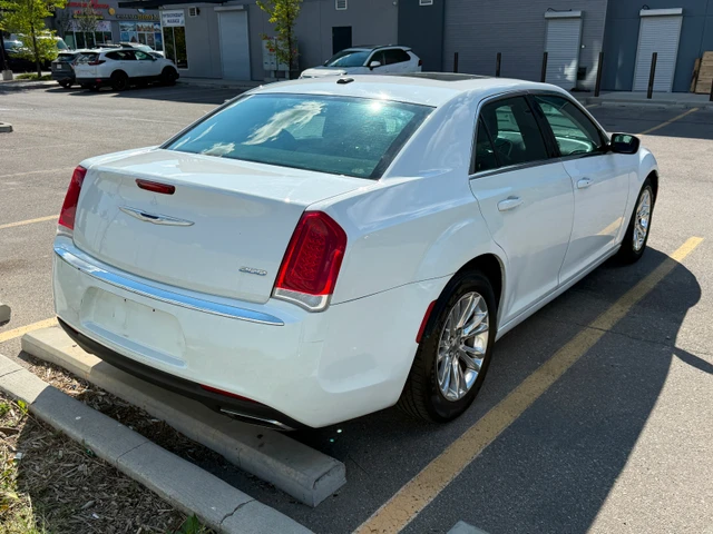 2017 Chrysler 300 Touring, bílá, 67 195 km, dovoz Kanada — foto 4 z 5