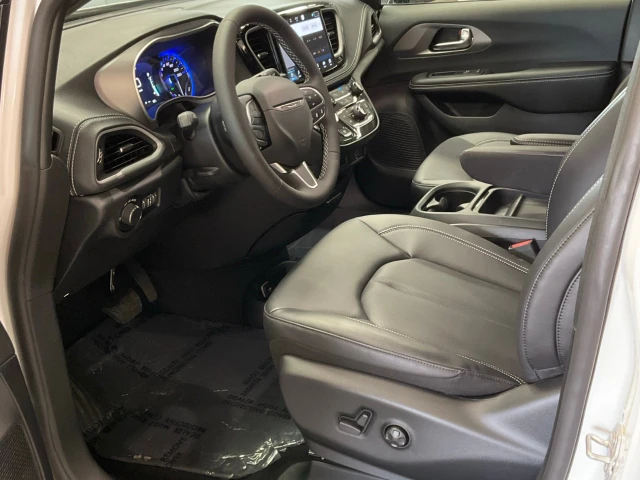 2027 Chrysler Pacifica Select AWD, bílá, dovoz Kanada — foto 10 z 20