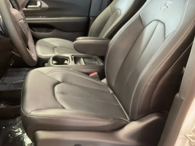 2027 Chrysler Pacifica Select AWD, bílá, dovoz Kanada — foto 11 z 20
