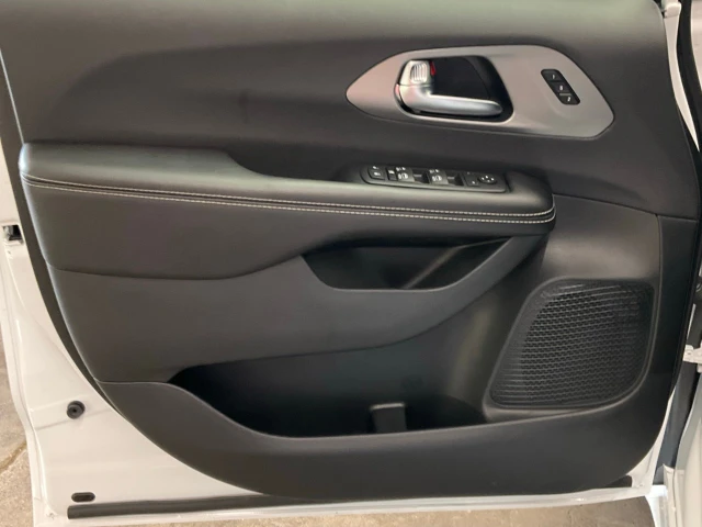 2027 Chrysler Pacifica Select AWD, bílá, dovoz Kanada — foto 12 z 20