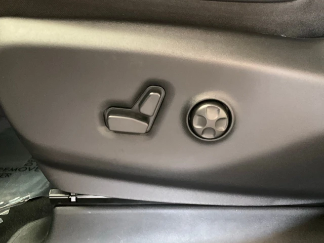 2027 Chrysler Pacifica Select AWD, bílá, dovoz Kanada — foto 14 z 20