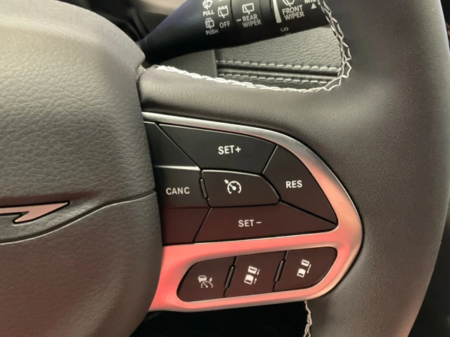 2027 Chrysler Pacifica Select AWD, bílá, dovoz Kanada — foto 16 z 20