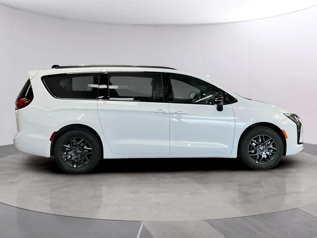 2027 Chrysler Pacifica Select AWD, bílá, dovoz Kanada — foto 6 z 20