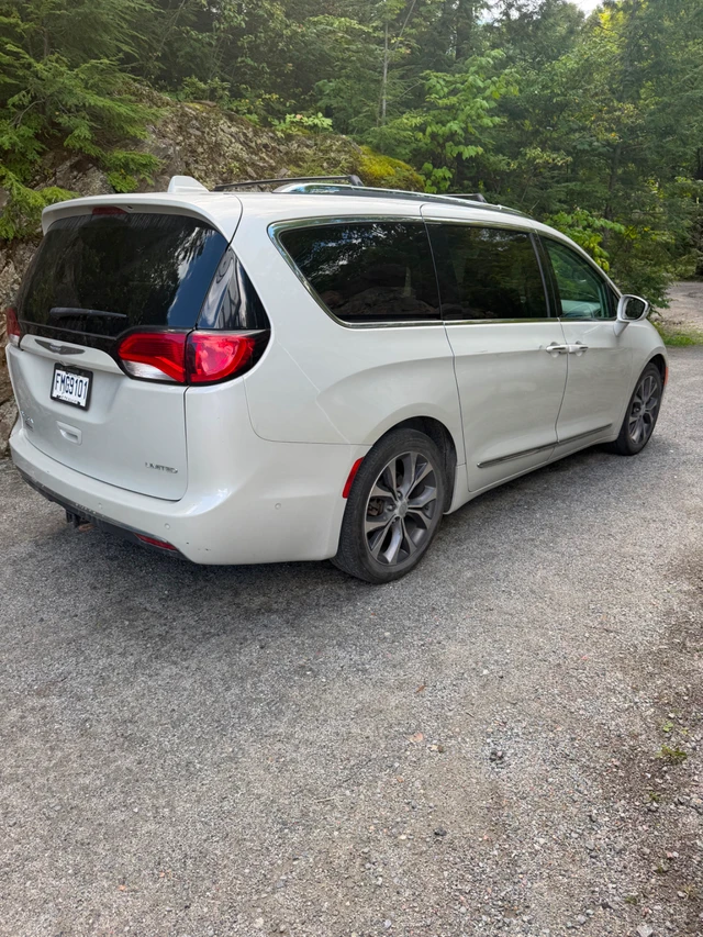 2017 Chrysler Pacifica Limited, tan, 122 584 km, dovoz Kanada — foto 2 z 5