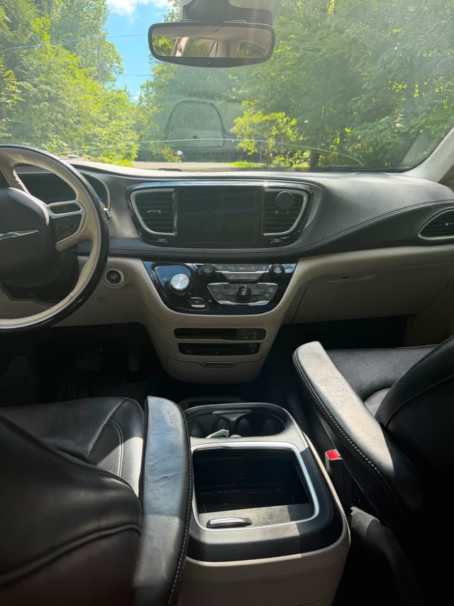 2017 Chrysler Pacifica Limited, tan, 122 584 km, dovoz Kanada — foto 3 z 5