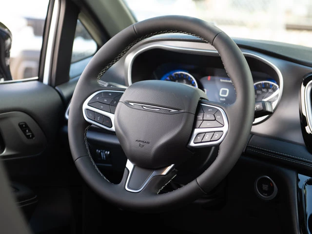 2027 Chrysler Pacifica Select*, bílá, dovoz Kanada — foto 10 z 20