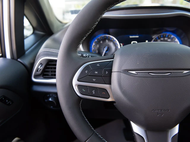 2027 Chrysler Pacifica Select*, bílá, dovoz Kanada — foto 12 z 20