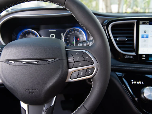 2027 Chrysler Pacifica Select*, bílá, dovoz Kanada — foto 13 z 20