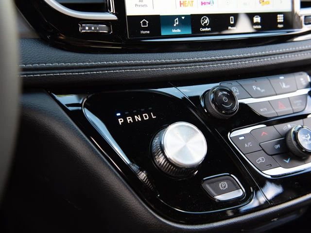 2027 Chrysler Pacifica Select*, bílá, dovoz Kanada — foto 14 z 20