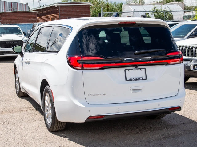 2027 Chrysler Pacifica Select*, bílá, dovoz Kanada — foto 3 z 20