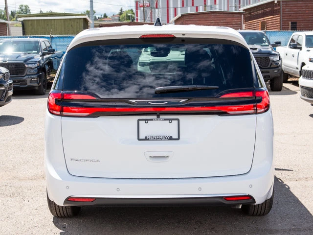 2027 Chrysler Pacifica Select*, bílá, dovoz Kanada — foto 4 z 20