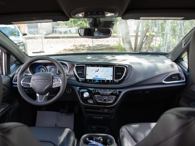 2027 Chrysler Pacifica Select*, bílá, dovoz Kanada — foto 9 z 20