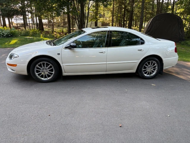 2002 Chrysler 300, bílá, 24 901 km, dovoz Kanada — foto 2 z 5