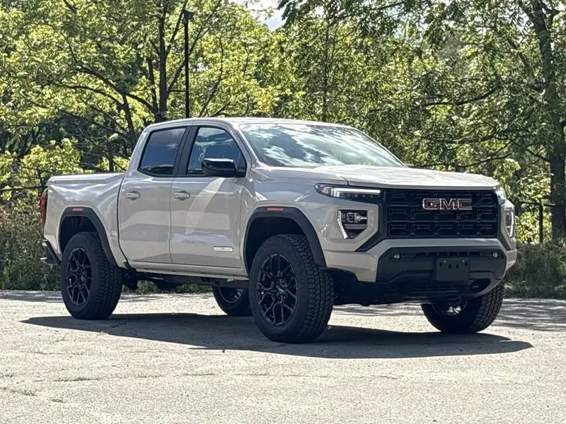 2026 GMC Canyon Elevation, hnědá, 45 km, dovoz Kanada — foto 10 z 12