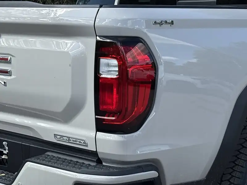 2026 GMC Canyon Elevation, hnědá, 45 km, dovoz Kanada — foto 12 z 12
