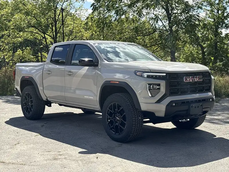 2026 GMC Canyon Elevation, hnědá, 45 km, dovoz Kanada — foto 2 z 12