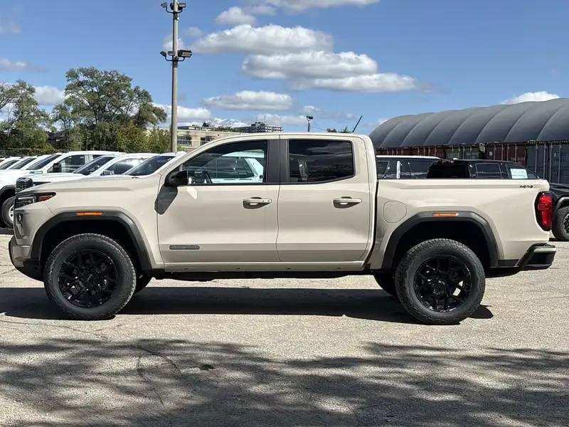 2026 GMC Canyon Elevation, hnědá, 45 km, dovoz Kanada — foto 5 z 12