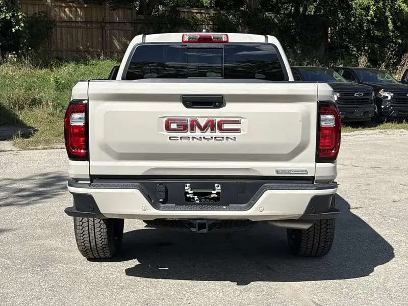 2026 GMC Canyon Elevation, hnědá, 45 km, dovoz Kanada — foto 7 z 12