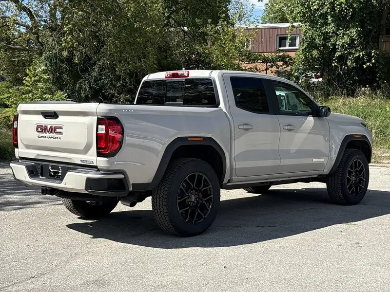 2026 GMC Canyon Elevation, hnědá, 45 km, dovoz Kanada — foto 8 z 12