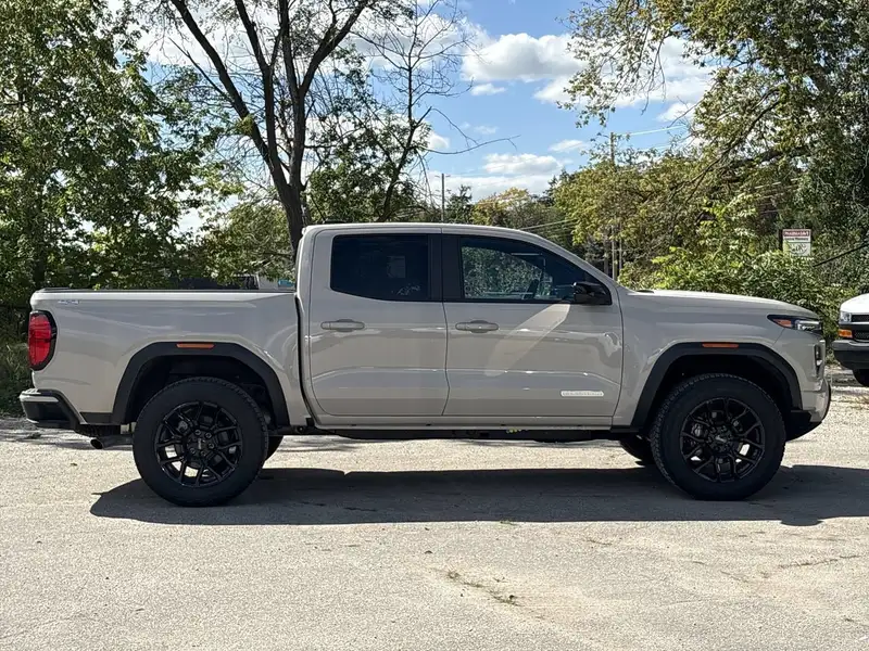 2026 GMC Canyon Elevation, hnědá, 45 km, dovoz Kanada — foto 9 z 12