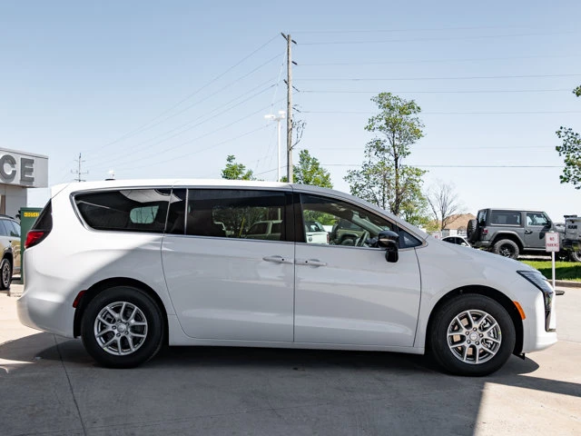 2027 Chrysler Pacifica Select, bílá, 15 km, dovoz Kanada — foto 11 z 20