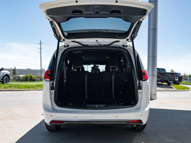 2027 Chrysler Pacifica Select, bílá, 15 km, dovoz Kanada — foto 8 z 20