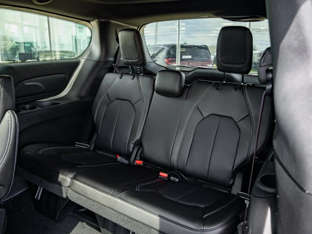 2027 Chrysler Pacifica Select, černá, 14 km, dovoz Kanada — foto 13 z 20