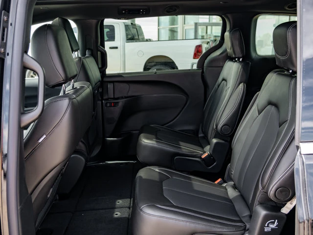 2027 Chrysler Pacifica Select, černá, 14 km, dovoz Kanada — foto 14 z 20