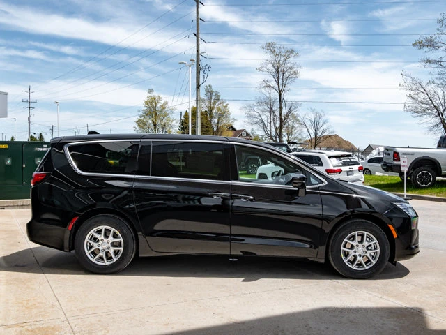 2027 Chrysler Pacifica Select, černá, 10 km, dovoz Kanada — foto 10 z 20